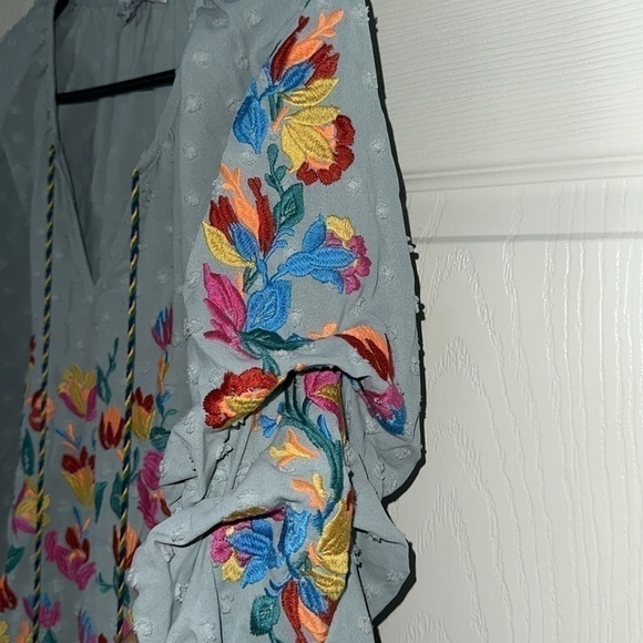 See And Be Seen Blue Embroidered Floral Blouse Sz. M - Picture 4 of 7